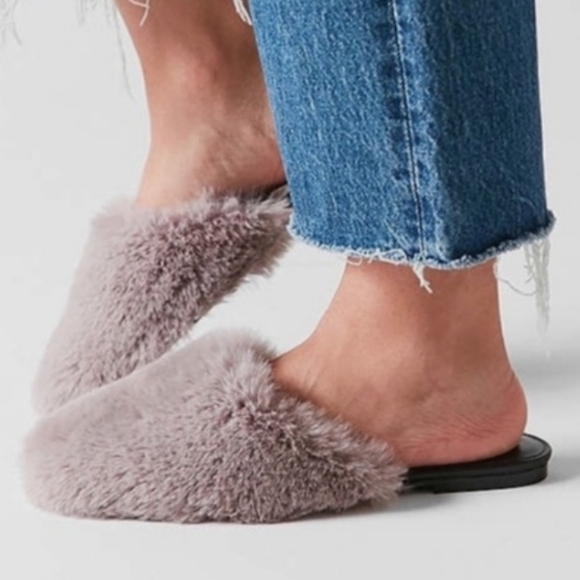 Urban Outfitters Lola Faux Fur Slides - Picture 1 of 5
